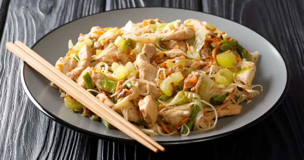 Chinakohlsalat mit Hühnchenstreifen